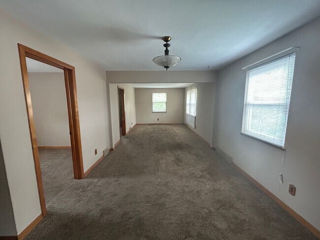 Foto del edificio - 7701 BERRY AVE, Cleveland, OH, 44102