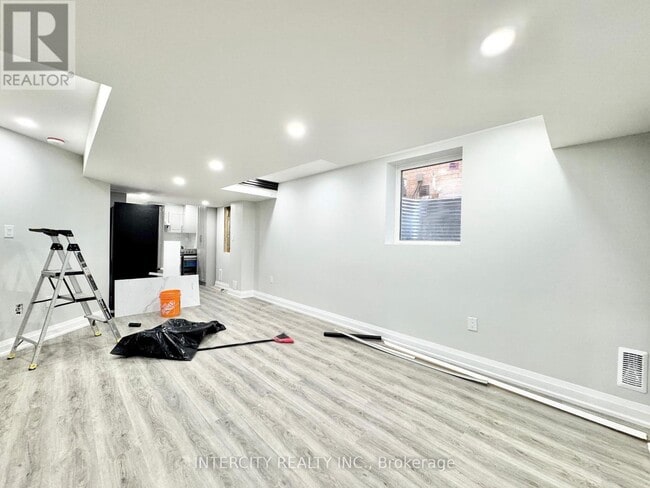 Building Photo - 299 Fleetwood Dr