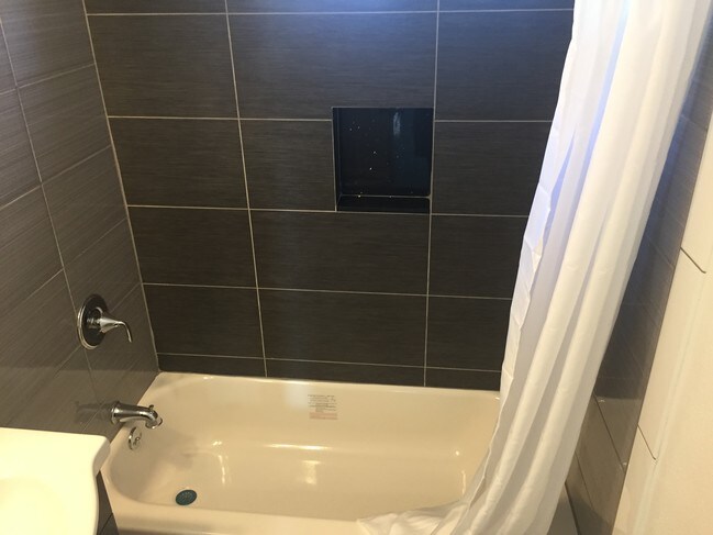 Bañera/ducha - 932 W Highland St