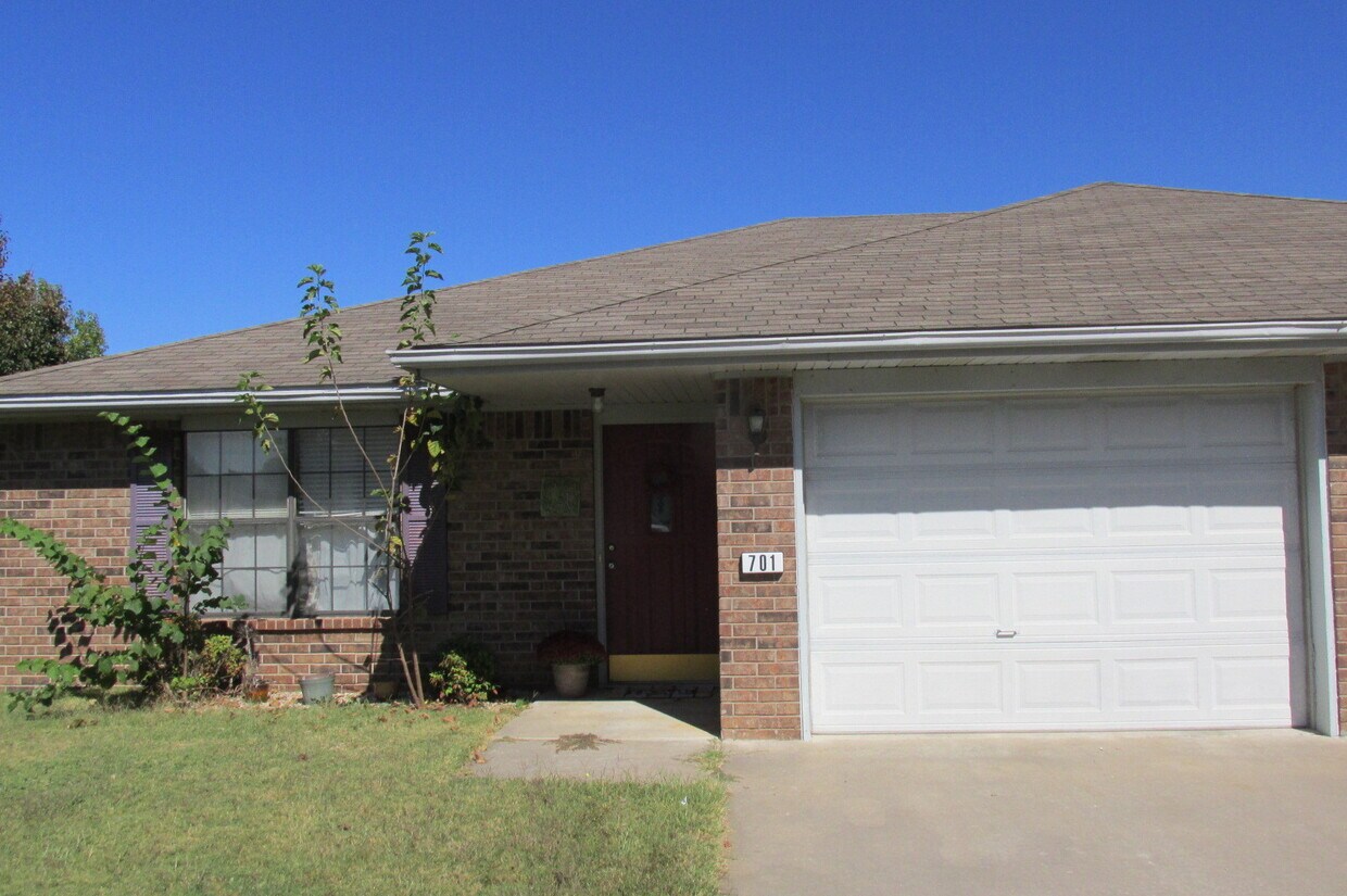 Primary Photo - ***701 E Glendale Lane***