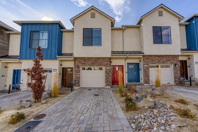 Foto del edificio - Fully Furnished Townhome Includes Utilities