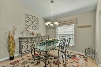 Building Photo - 10032 Oakhurst Way