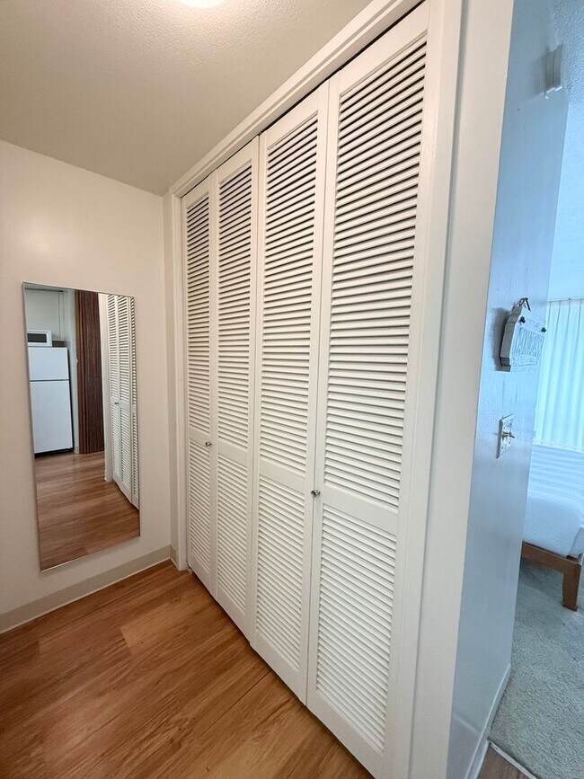 Building Photo - Waikiki - Ilikai Marina - Fully furnished studio