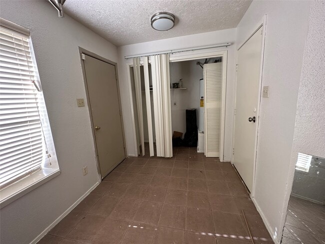 Building Photo - 14846 Waterside Dr