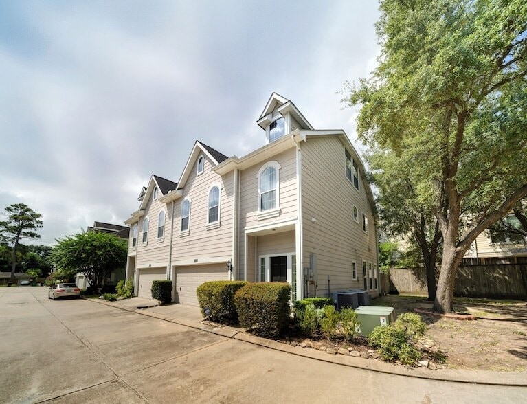 Primary Photo - 2623 Shady Acres Ct