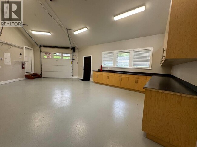 Building Photo - 20998 River Rd