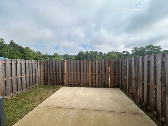 Foto del edificio - Like NEW Luxury 2-story townhome 2 bedrooms and 2.5 baths + Flex room + 1 car garage in High Point