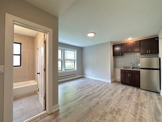 Foto del edificio - 4551 N Damen Ave