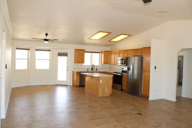 Building Photo - 3 Bedroom 2 Bathroom 3 Car Boat Deep Garag...