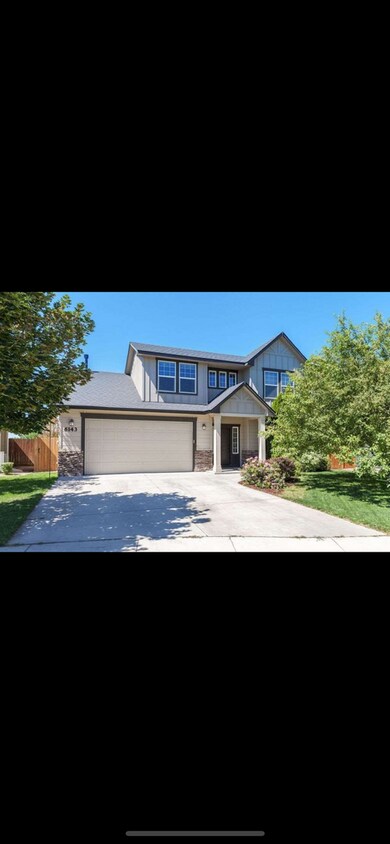 Foto principal - 4 Bedrooms with a large back yard