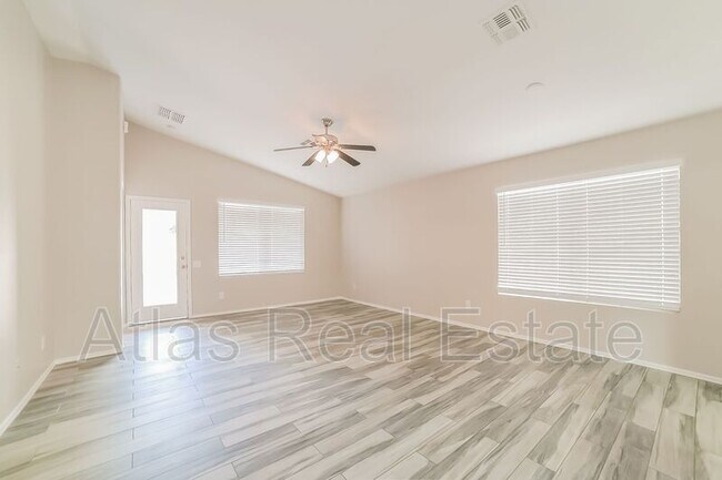 Foto del edificio - 12966 W Merrell St