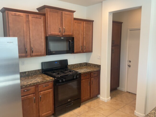 Foto del edificio - 1734 Lark Dr NE
