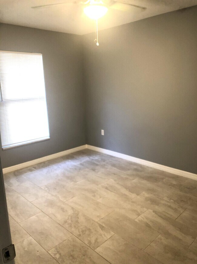 Building Photo - 817 Mendoza Dr