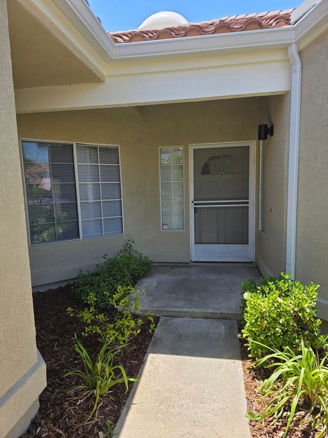 Building Photo - Single Level 3 Bedroom, 2 Bath in central ...
