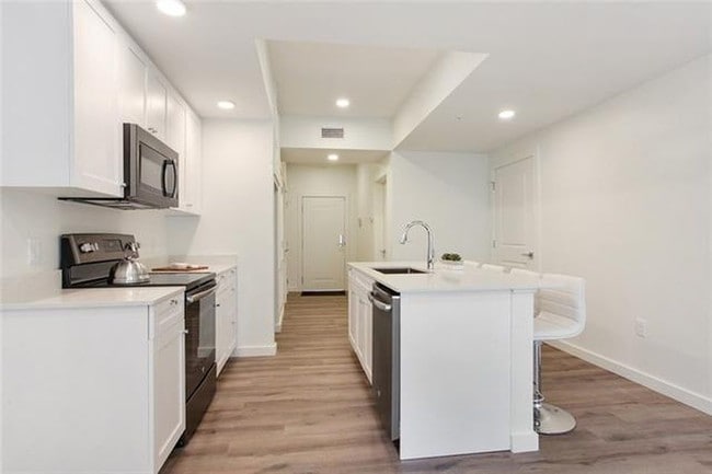 Building Photo - Condo with parking and pool