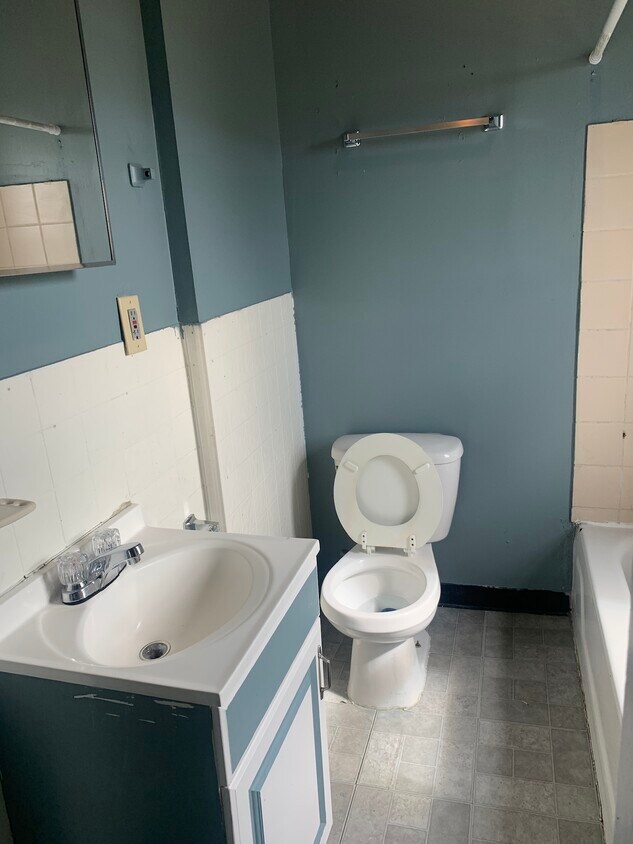 Bathroom - 1900 Belt Ave