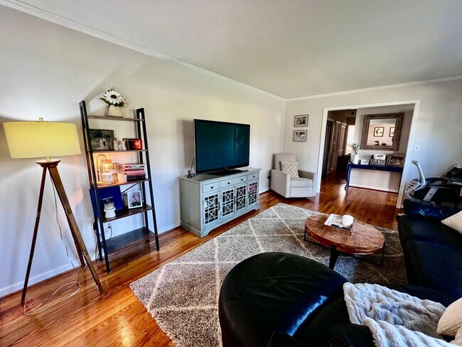 Foto del edificio - Beautiful All-Brick Ranch in the Heart of ...