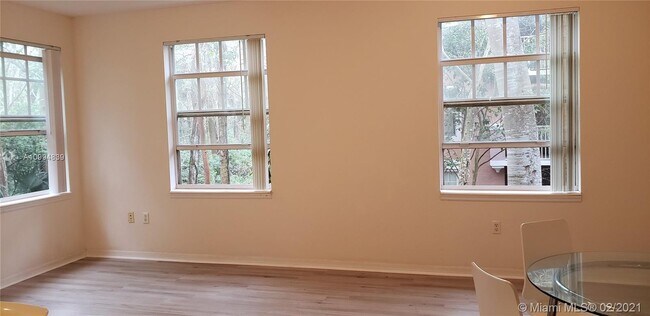 Foto del edificio - 6812 W Sample Rd
