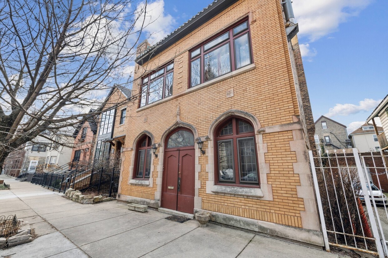 Foto principal - 2021 W Dickens Ave