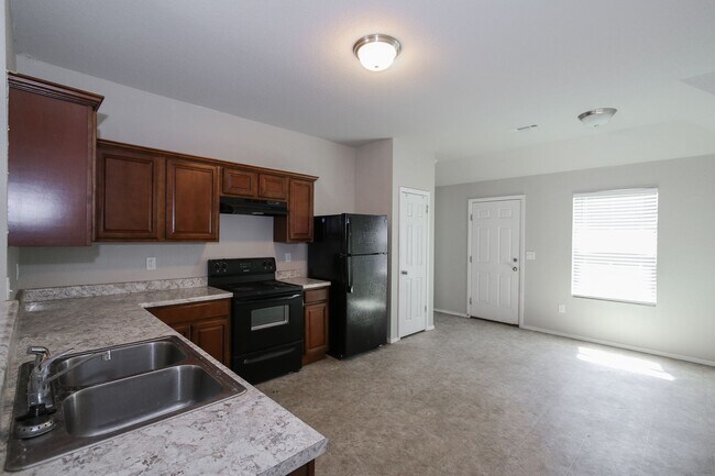 Building Photo - Stunning 4 Bed 2 Bath Home in Elkins