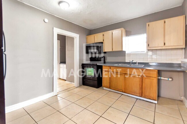 Foto del edificio - 1587 W 19th St