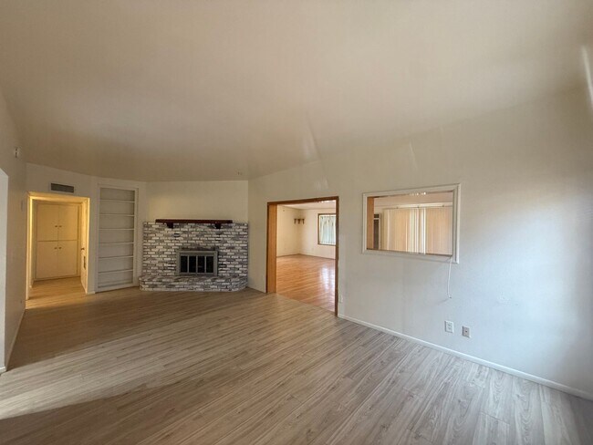Building Photo - 3 Bedroom 2 Bathroom Home