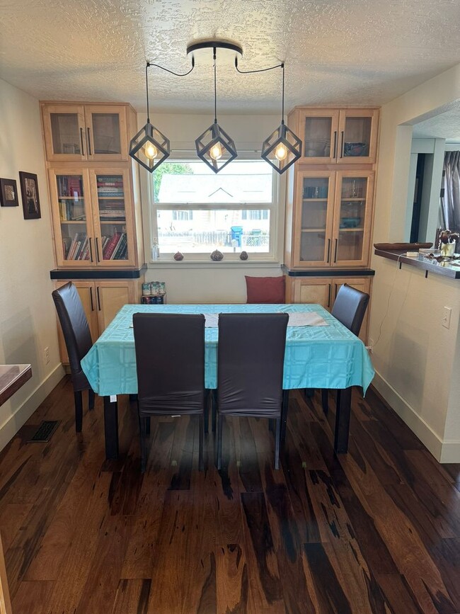 Building Photo - The Urban Sanctuary an adorable SHORT OR L...