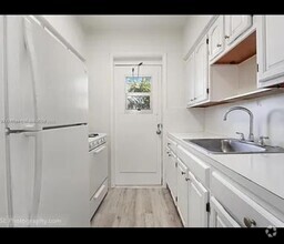 Building Photo - 427 Santander Ave