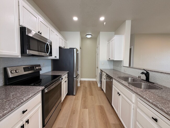 Foto del edificio - $3,495 | 2 Bedroom 2 Bath Available Now!
