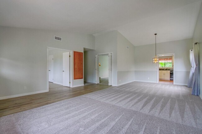 Building Photo - 4 bedroom home in amazing La Costa Community!