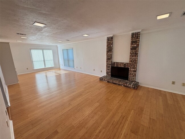 Building Photo - 3300 Wells Dr