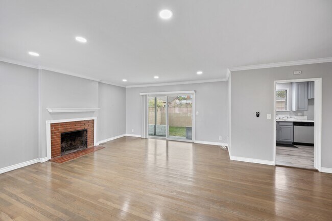 Foto del edificio - 13921 Daphne Ave