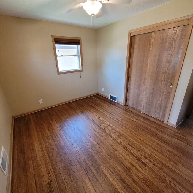 Foto del edificio - "Charming 3-Bed Home with Finished Basement & Gleaming Hardwood Floors in Shakopee!"
