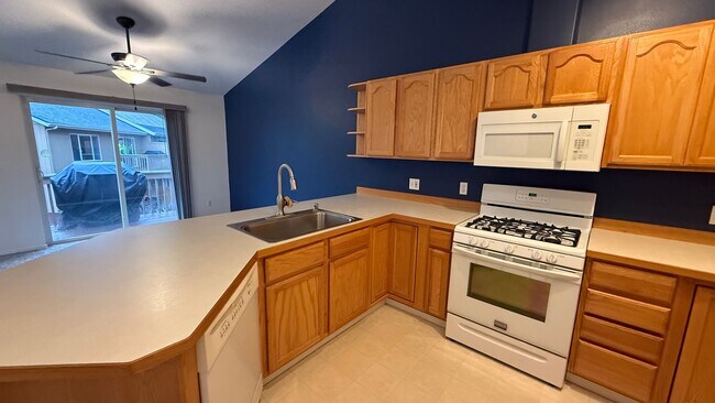 Foto del edificio - 3 Bed, 2 Bath Townhouse Between Elmore and...