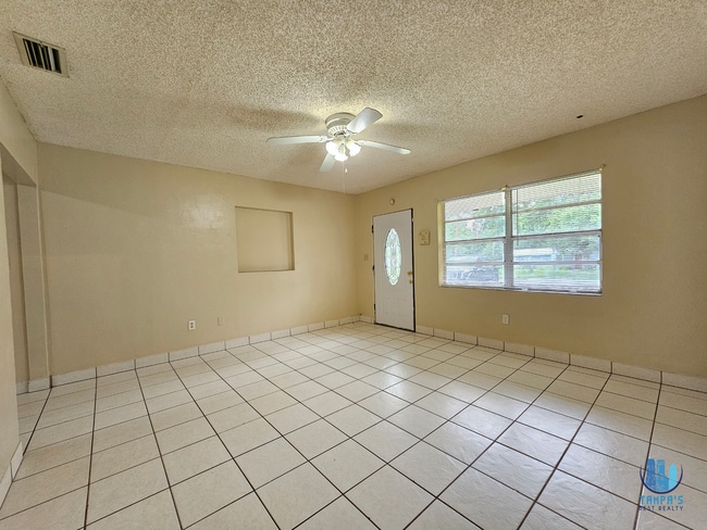 Building Photo - ADORABLE 3 Bedroom, 1 Bath  Block House wi...