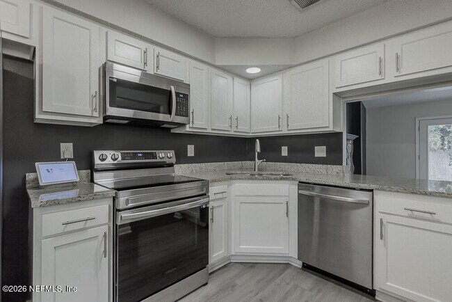 Foto del edificio - 8755 Huntington Woods Cir N