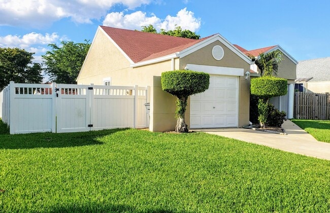 Building Photo - 8463 Dynasty Dr