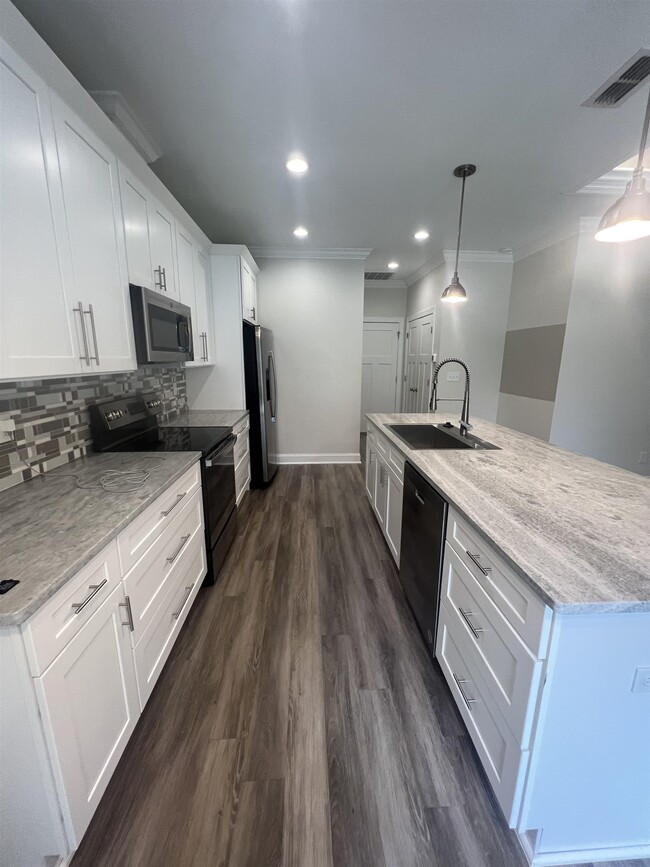 Building Photo - 1561 Live Oak Dr