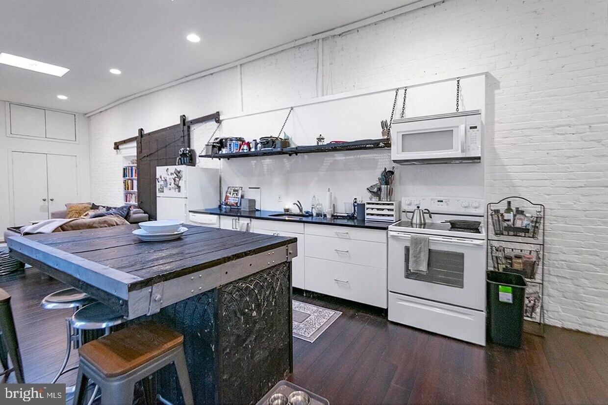 1023 W Dauphin St, Philadelphia, PA 19133 Apartment for Rent in