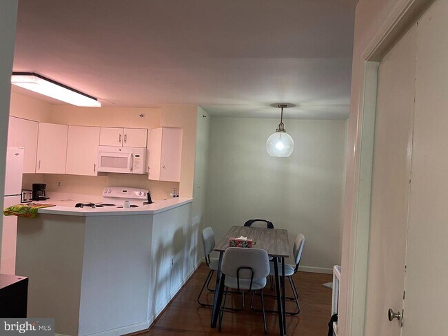 Building Photo - 1230 23rd St NW