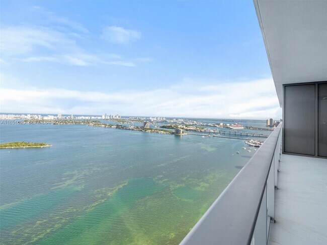 Foto del edificio - 700 NE 24th St