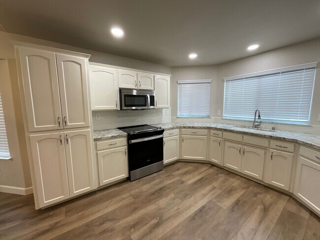 Building Photo - Updated Home In Established Northeast Fresno Neighborhood. Clovis Unified Schools!