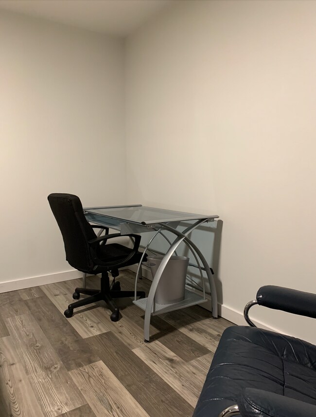 Escritorio y silla de oficina - 2190 Mattie Lu Dr