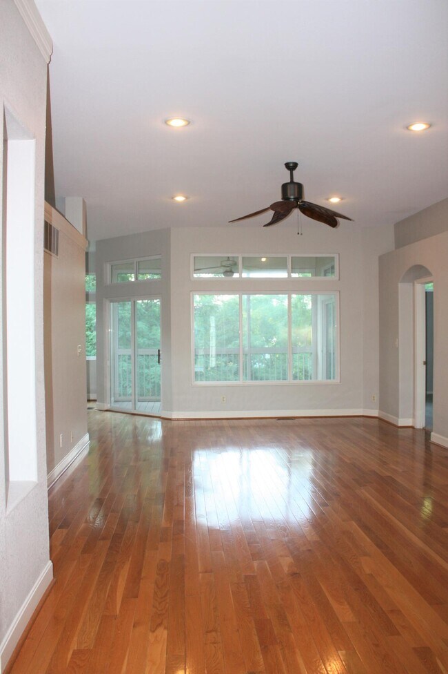 Building Photo - 8423 Old World Ct