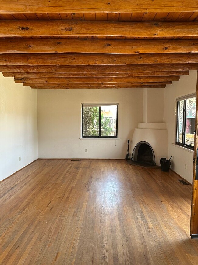 Foto del edificio - 1361 Santa Rosa Dr