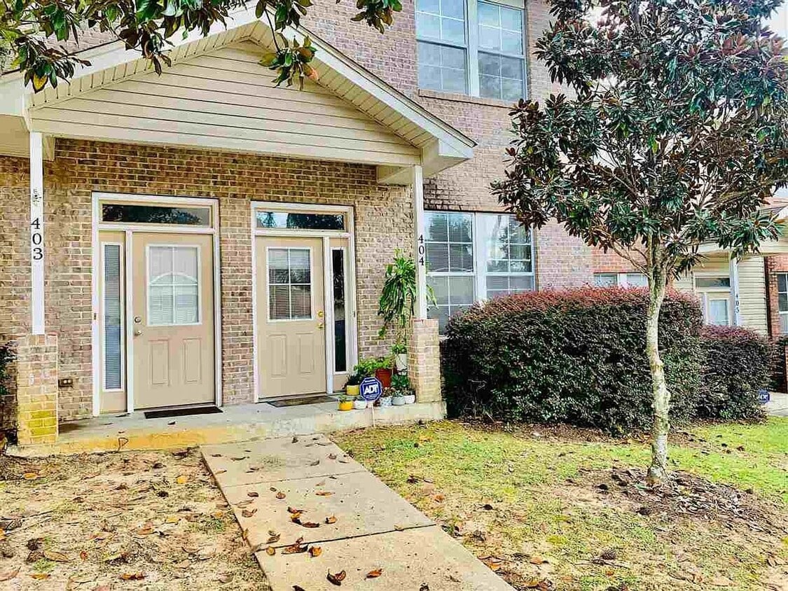 Primary Photo - Location, Location! Completely Remodeled S...