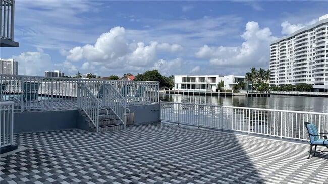 Building Photo - 1913 S Ocean Dr