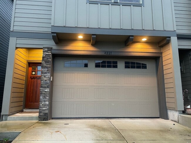 Building Photo - BEAUTIFUL LUXURY Style Townhouse with a go...