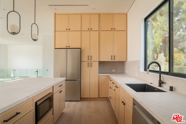 Foto del edificio - 1931 Sunset Plaza Dr