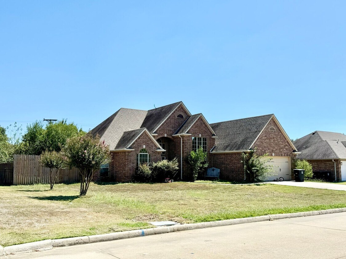 Foto del edificio - Paved Road/Cozy Home/Two Car Garage